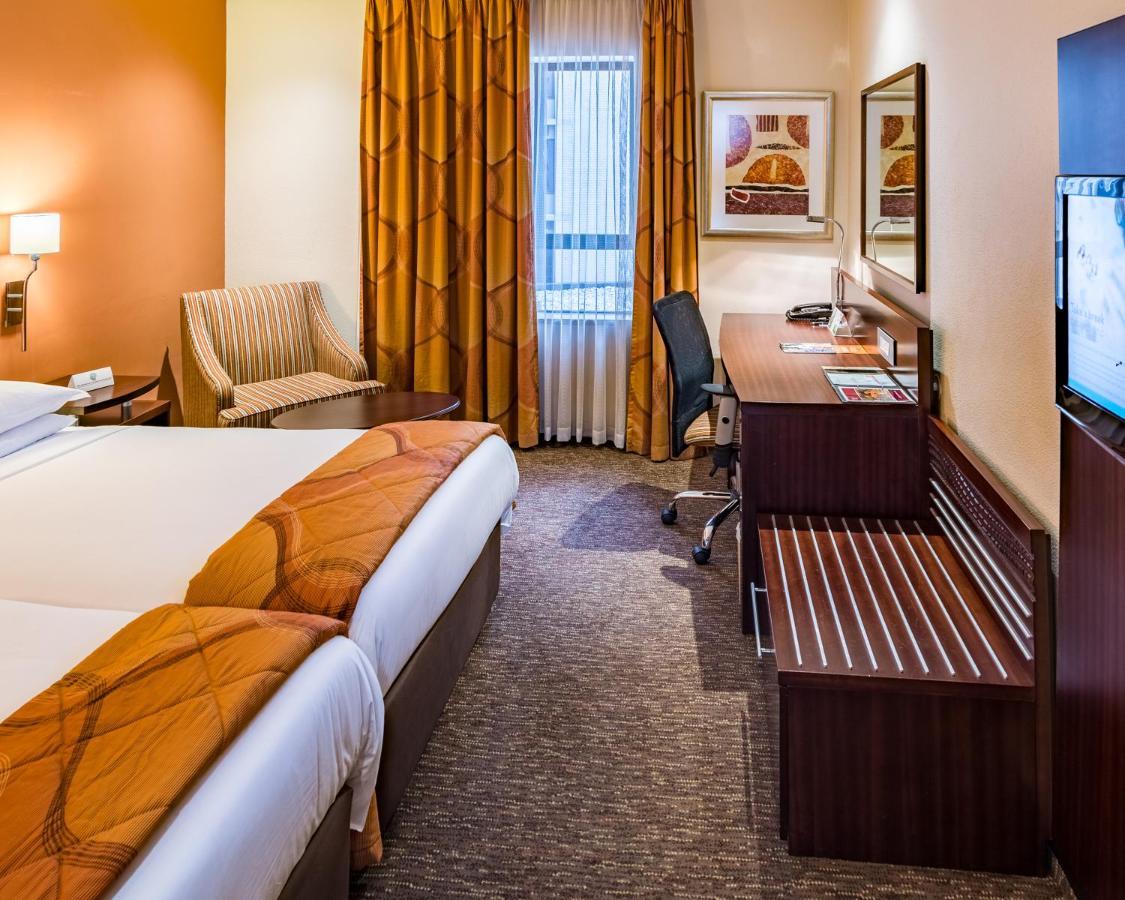 City Lodge Hotel Hatfield, Претория Екстериор снимка
