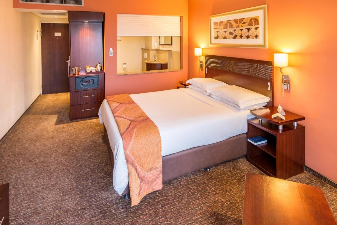 City Lodge Hotel Hatfield, Претория Екстериор снимка
