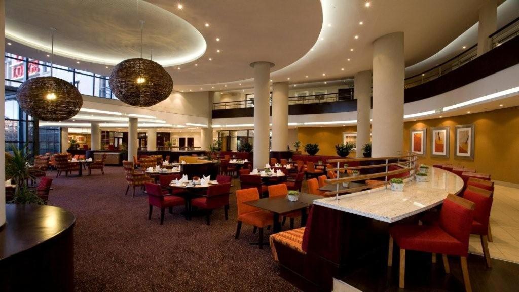 City Lodge Hotel Hatfield, Претория Екстериор снимка